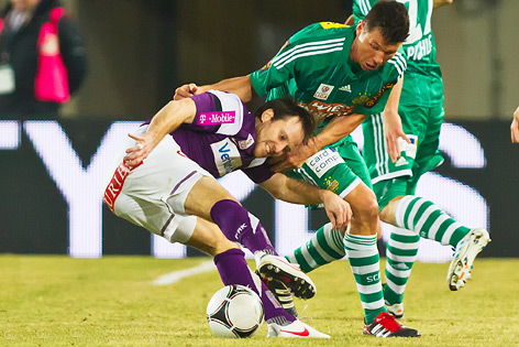 © ORF.at/Dominique Hammer Tomas Jun (Austria) und Markus Katzer (Rapid) im Zweikampf