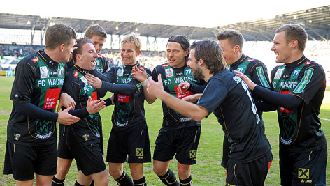 © GEPA/Amir Beganovic Mehrere Spieler von Wacker Innsbruck jubeln