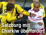 Leonardo (Red Bull Salzburg) umzingelt von ukrainischen Gegenspielern