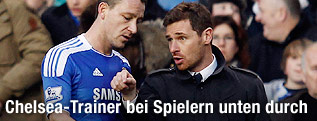 Chelsea-Trainer Andre Villas-Boas im Gespr&auml;ch mit Spieler John Terry