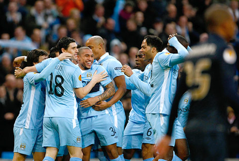 © AP/Tim Hales Spieler von Manchester City versammeln sich zum Jubel