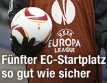 Balljunge mit UEFA-Europa-League-Shirt und Ball in der Hand