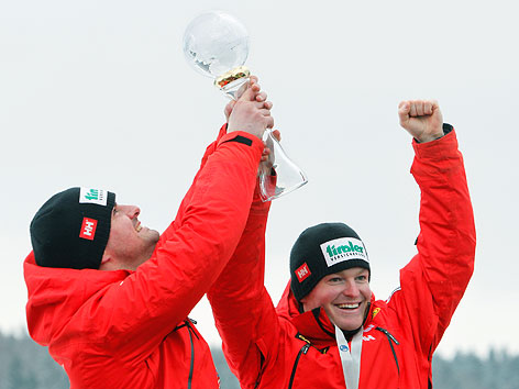 Andreas und Wolfgang Linger mit Pokal jubelnd