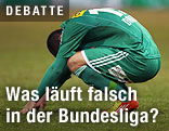 Rapid-Spieler hockt am Boden mit h&auml;ngendem Kopf