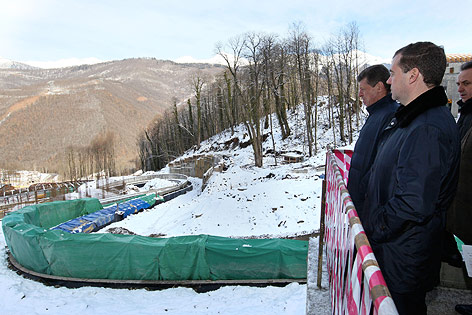 © AP/Yekaterina Shtukina Russlands Präsident Dimitri Medwedew sieht sich die Bobbahn in Sotschi an
