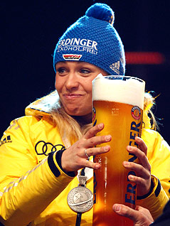 © Reuters/Michael Dalder Magdalena Neuner mit einem riesigen Glas Weizenbier