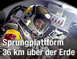 Felix Baumgartner im Druckanzug steigt in die Kapsel