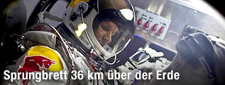 Felix Baumgartner im Druckanzug steigt in die Kapsel