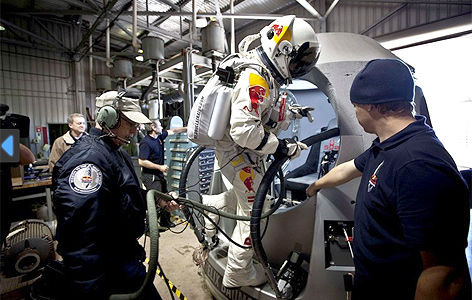 © Redbullstratos.com Felix Baumgartner steigt in die Kapsel