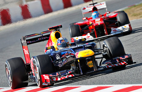 © Reuters/Albert Gea Vettel und Alonso während einer Testfahrt
