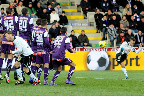 Admiras Daniel Toth schießt ein Freistoßtor gegen Austria Wien