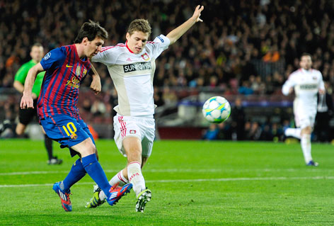 © AP/Manu Fernandez Lionel Messi umgeht Spieler Daniel Schwaab (Bayer Leverkusen) und erzielt das dritte Tor für Barcelona