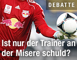 Tormann mit Red-Bull-Salzburg-Logo h&auml;lt einen Ball