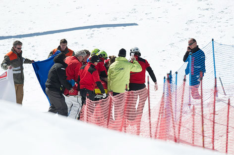 Nick Zoricic wird auf der Piste medizinisch betreut