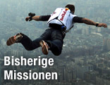 Basejumper Felix Baumgartner im Sprung über einer Skyline