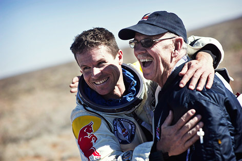© APA/EPA/Global Newsromm/Jörg Mitter Felix Baumgartner umarmt seinen Ingenieur Mike Todd