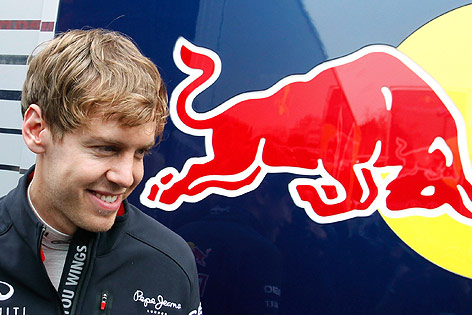 © Reuters/Albert Gea Sebastian Vettel neben einem Red-Bull-Logo
