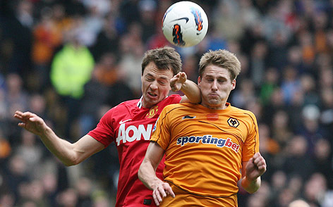 © APA/EPA/Lindsey Parnaby Jonny Evans (Manchester) im Duell mit David Edwards (Wolverhampton)