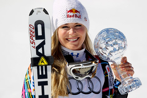 © GEPA/Christian Walgram Lindsey Vonn mit der Kristallkugel für den gewonnen Abfahrtsweltcup