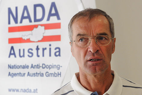 © APA/Herbert Pfarrhofer NADA-Geschäftsführer Andi Schwab vor einem NADA-Schriftzug