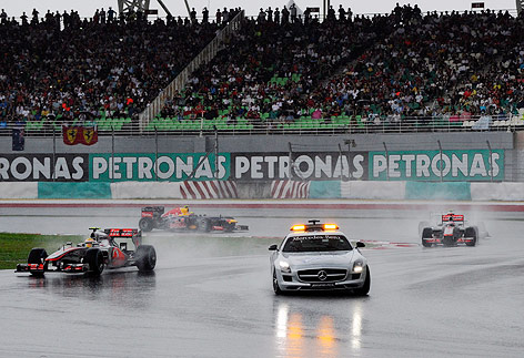 © APA/EPA/Franck Robichon Lewis Hamilton folgt dem Safety-Car