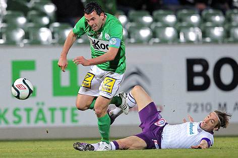 Ilco Naumoski (Mattersburg) neben dem am Boden liegenden Manuel Ortlechner (Austria)