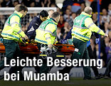 Sanitäter tragen Muamba vom Spielfeld