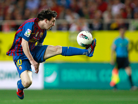 © Reuters/Marcelo del Pozo Messi jongliert den Ball