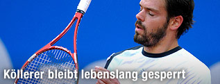Daniel K&ouml;llerer wirft seinen Tennisschl&auml;ger weg