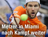 J&uuml;rgen Melzer schl&auml;gt den Ball