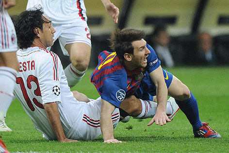 © APA/EPA/Daniel Dal Zennaro Alessandro Nesta (Milan) im Zweikampf mit Lionel Messi (Barcelona)