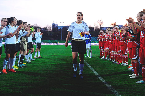 © Reuters Spielerinnen applaudieren Birgit Prinz