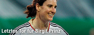 Lächelnde Birgit Prinz im DFB-Dress