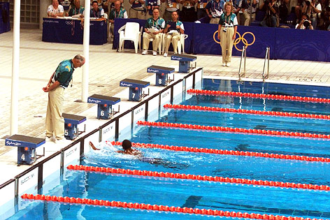 © AP/Photo/Rusty Kennedy Eric Moussambani schlägt bei den Spielen in Sydney 2000 beim 100-m-Vorlauf in einer Zeit von 112,72 Sekunden an