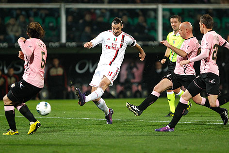 © Reuters/Tony Gentile Milan-Goalgetter Zlatan Ibrahimovic erzielt ein Tor gegen Palermo