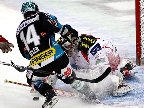 © GEPA/Walter Luger Justin Keller (Black Wings) und Tor hüter Andy Chiodo (KAC)