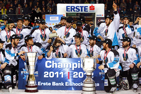 © GEPA/Mario Kneisl Mannschaft der Black Wings bei der Siegerehrung