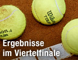 Drei Tennisbälle liegen beieinander