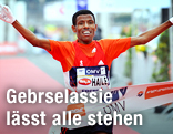 Der äthiopische Langstreckenläufer Haile Gebrselassie jubelt beim Zieleinlauf