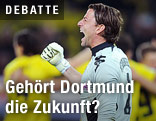 Tormann Roman Weidenfeller jubelt vor seinen Dortmunder Mitspielern