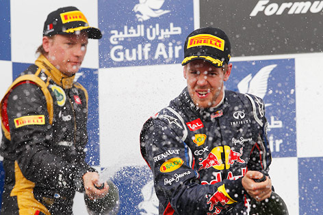 © AP/Luca Bruno Sebastian Vettelund Kimi Raikkonen bei der Sektdusche