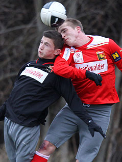 Admira-Spieler Sinan Bytyqi im Kopfballduell mit Christopher Dibon