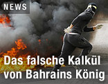 Demonstrant läuft bei einem riesigen Feuerball vorbei