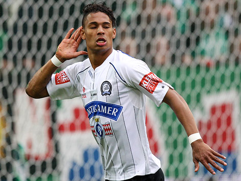 © GEPA/Christian Ort Rubin Okotie mit Hand am Ohr