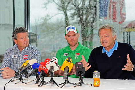 Cheftrainer Mathias Berthold, Skirennläufer Hans Grugger und Sportdirektor Hans Pum