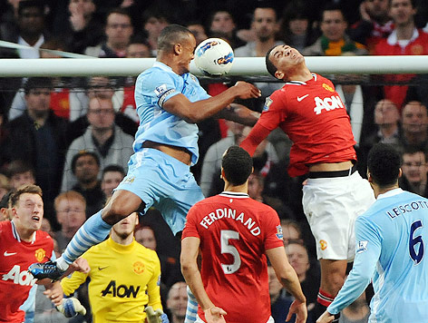 © APA/EPA/Peter Powell Vincent Kompany (Manchester City) bei seinem Treffer gegen Manchester United