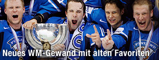 Finnlands Eishockeymannschaft jubelt mit dem WM-Pokal