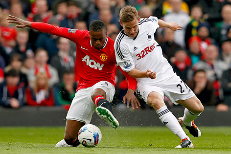 Patrice Evra (Manchester United) und Mark Gower (Swansea City)