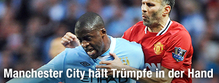 Manchester Citys Yaya Toure lässt Manchester Uniteds Ryan Giggs keine Chance