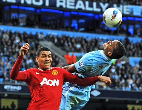 © APA/EPA/Gerry Penny Vincent Kompany (Manchester City) gewinnt das Kopfballduell mit Manchester Uniteds Chris Smalling
